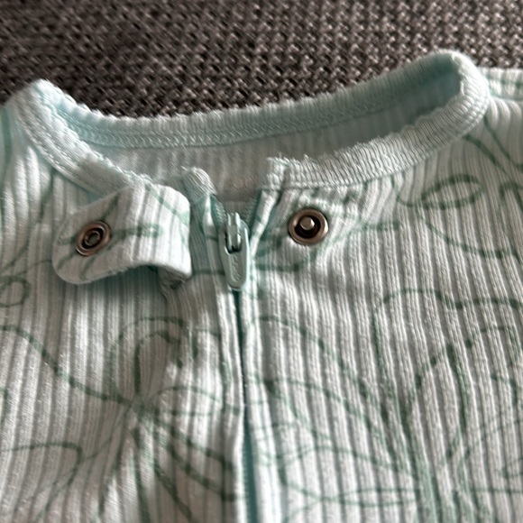 Carter’s onesie, footed, 2-way zipper - Picture 3 of 5